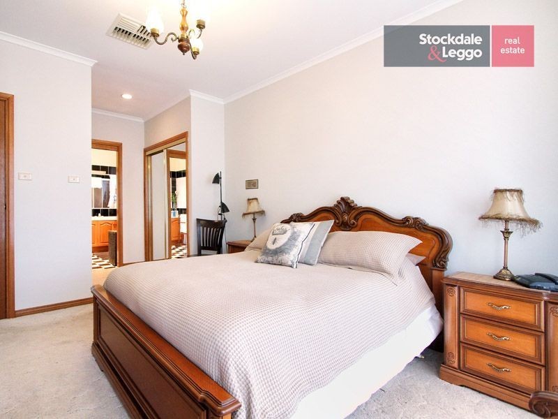 19 Simmington Circuit, Greenvale VIC 3059