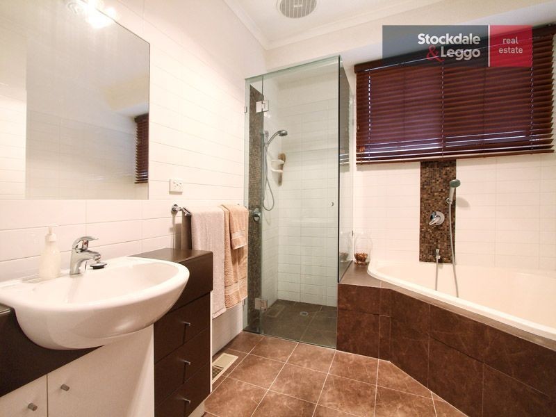 19 Simmington Circuit, Greenvale VIC 3059