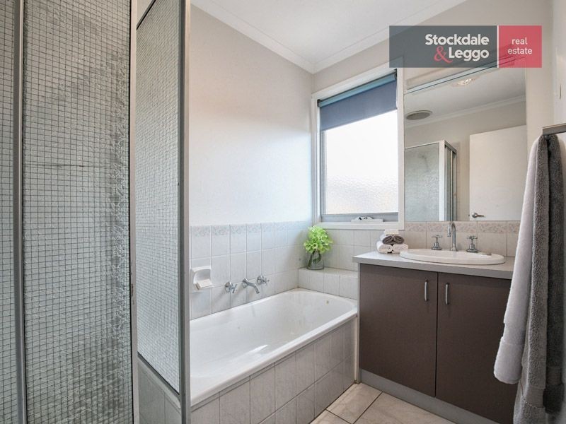 2/33 Waratah Avenue, Tullamarine VIC 3043