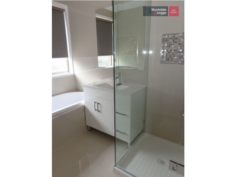 30 Katrina Drive, Gladstone Park VIC 3043