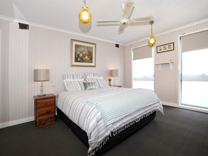 18 Windermere Crescent, Gladstone Park VIC 3043