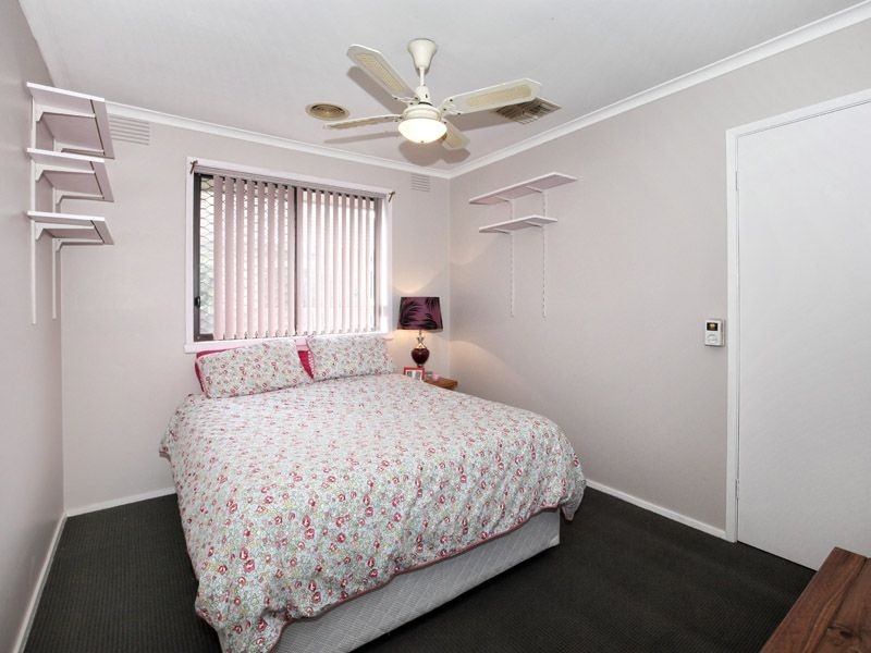 18 Windermere Crescent, Gladstone Park VIC 3043