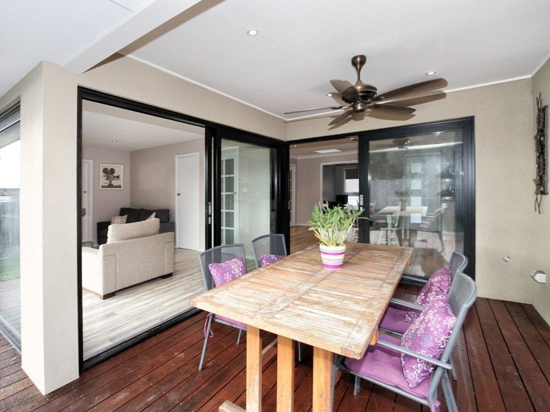 18 Windermere Crescent, Gladstone Park VIC 3043