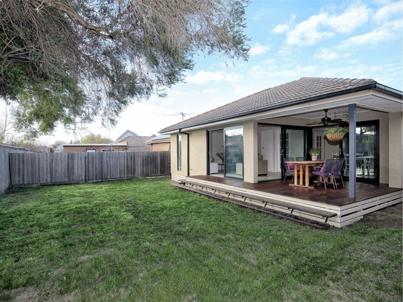 18 Windermere Crescent, Gladstone Park VIC 3043