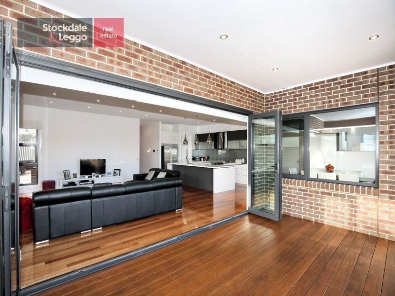 35 Trumpington Terrace, Attwood VIC 3049