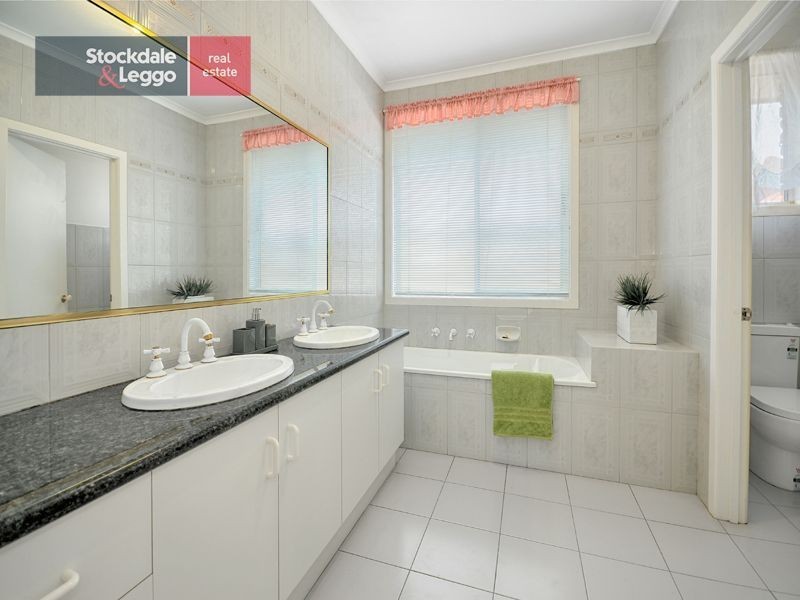 19 Mossgiel Avenue, Greenvale VIC 3059