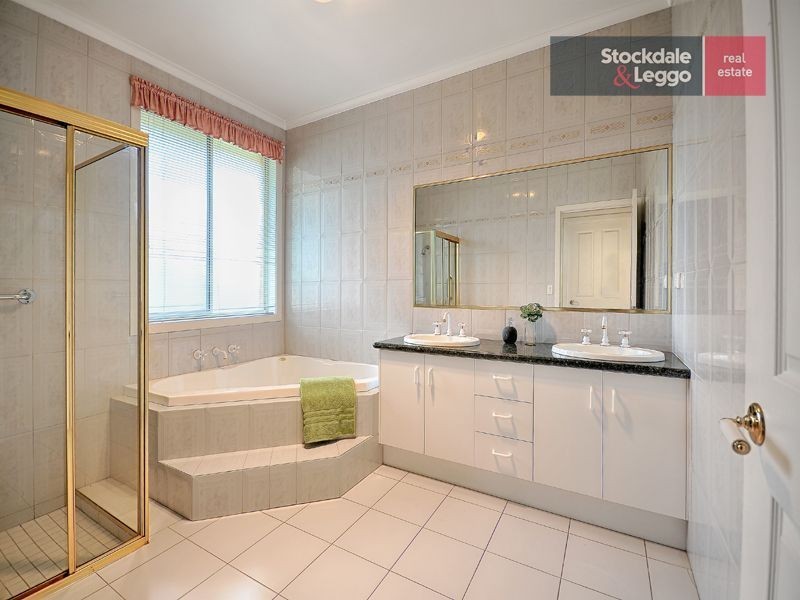 19 Mossgiel Avenue, Greenvale VIC 3059
