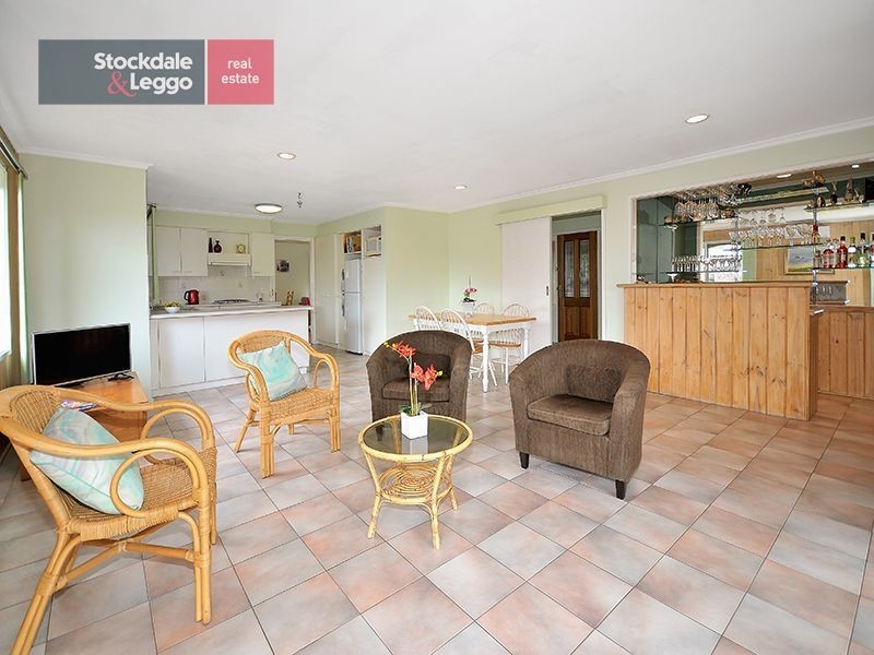 40 Finton Grove, Gladstone Park VIC 3043