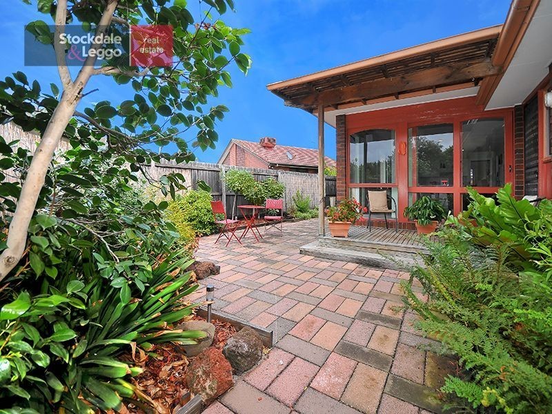 40 Finton Grove, Gladstone Park VIC 3043