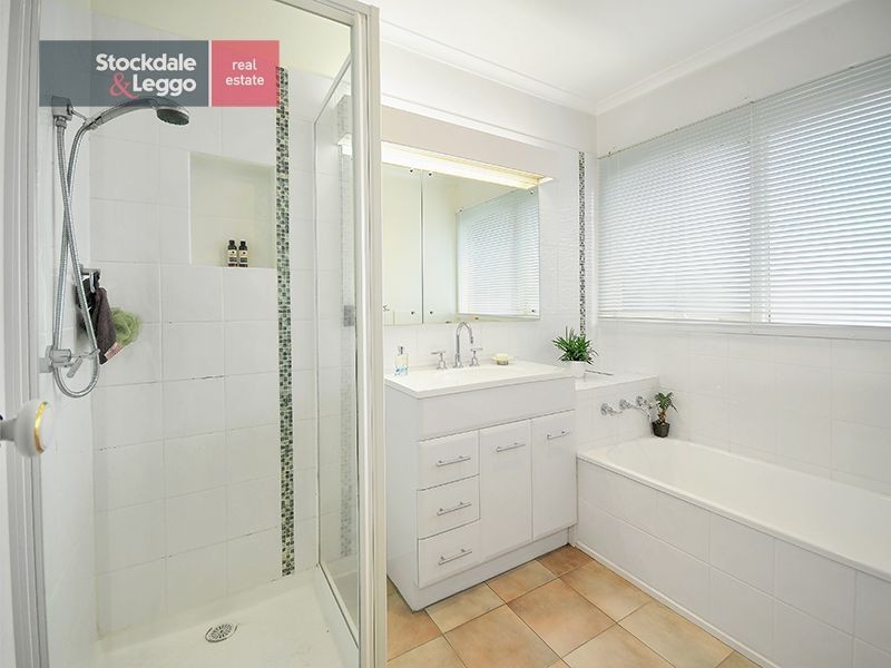 40 Finton Grove, Gladstone Park VIC 3043