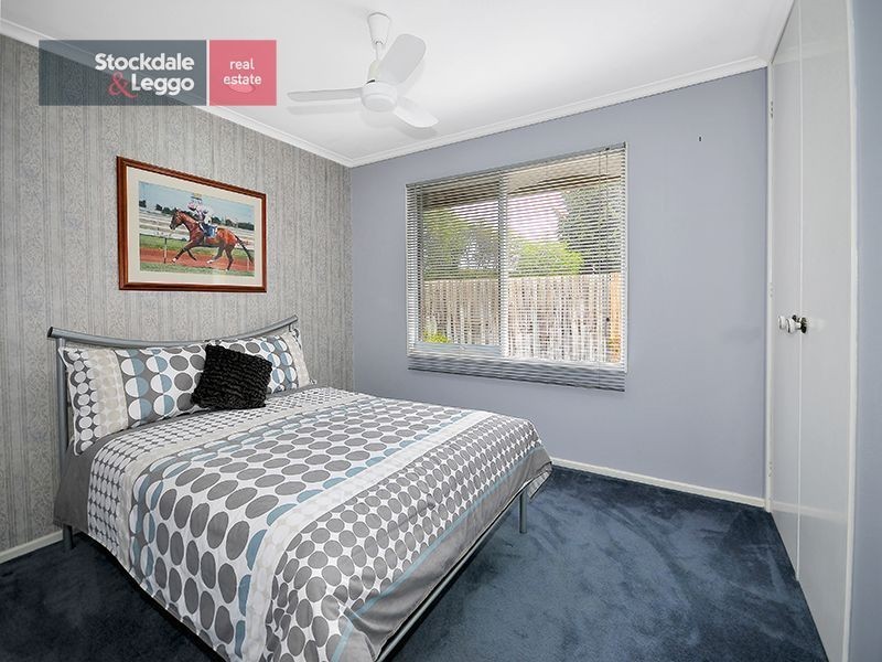 40 Finton Grove, Gladstone Park VIC 3043