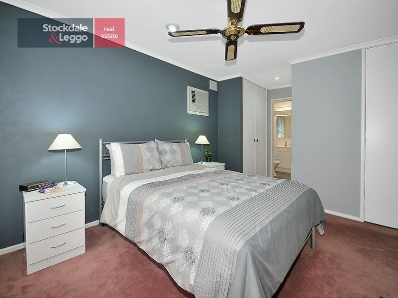 40 Finton Grove, Gladstone Park VIC 3043