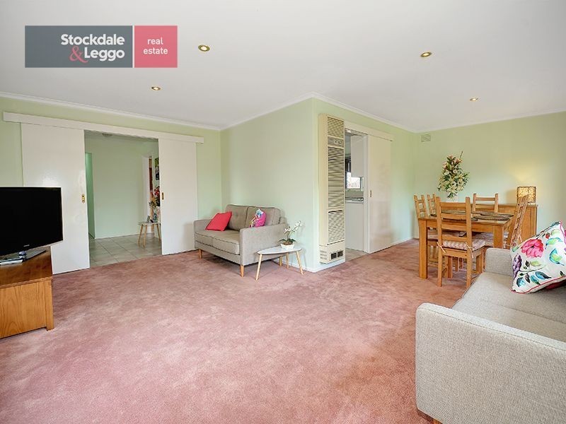 40 Finton Grove, Gladstone Park VIC 3043