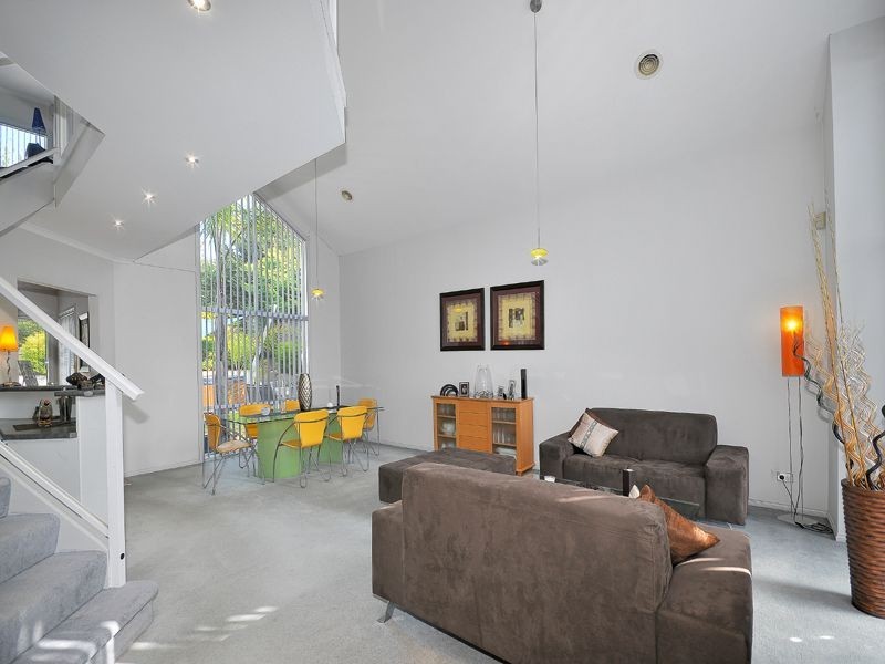 6 Pickersgill Crescent, Roxburgh Park VIC 3064