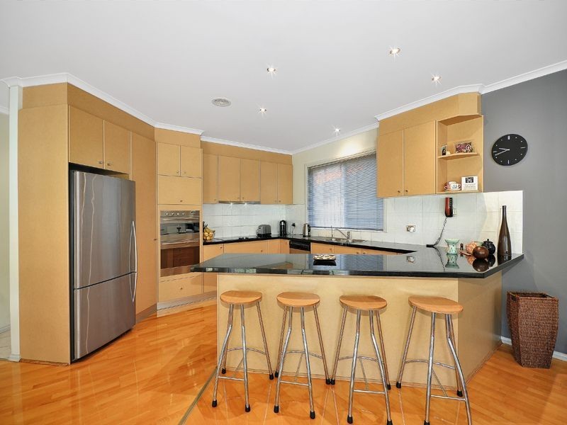 6 Pickersgill Crescent, Roxburgh Park VIC 3064