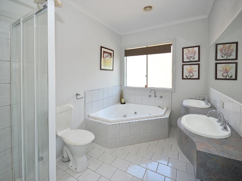 6 Pickersgill Crescent, Roxburgh Park VIC 3064