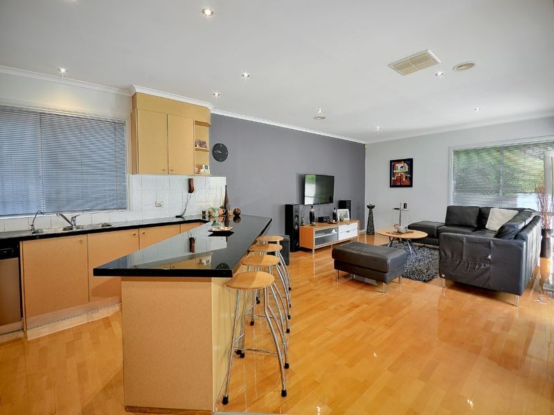 6 Pickersgill Crescent, Roxburgh Park VIC 3064