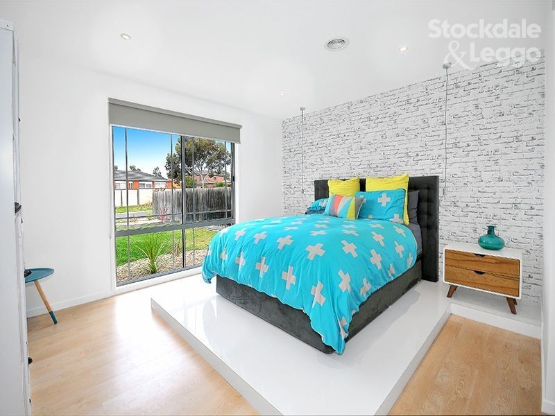 25 Lachlan Crescent, Roxburgh Park VIC 3064