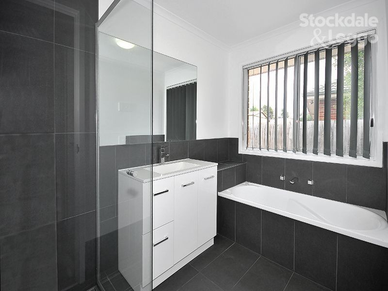 25 Lachlan Crescent, Roxburgh Park VIC 3064