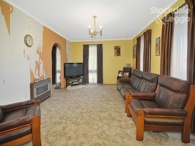 30 Windermere Crescent, Gladstone Park VIC 3043
