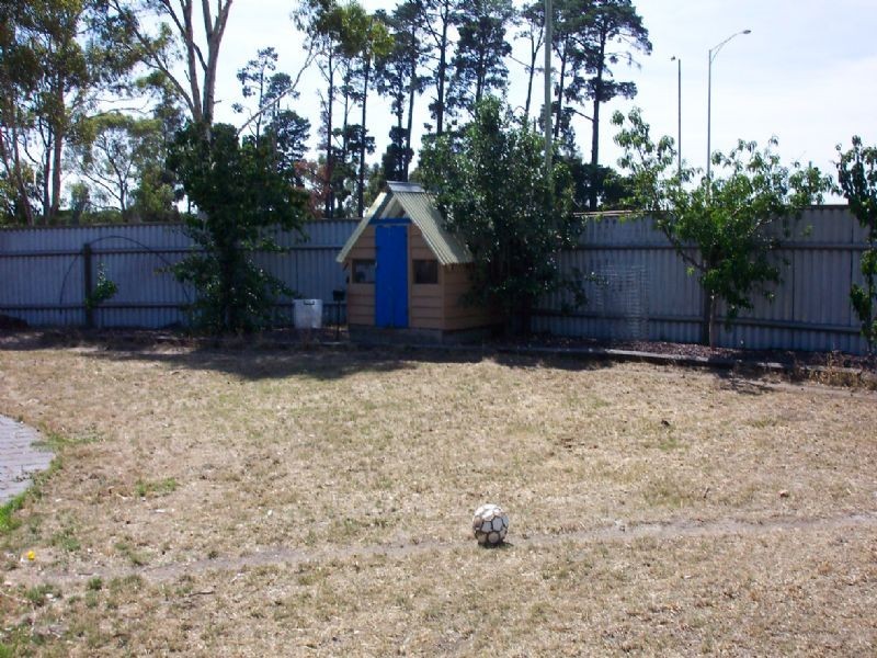 2 Sandown Close, Mill Park VIC 3082