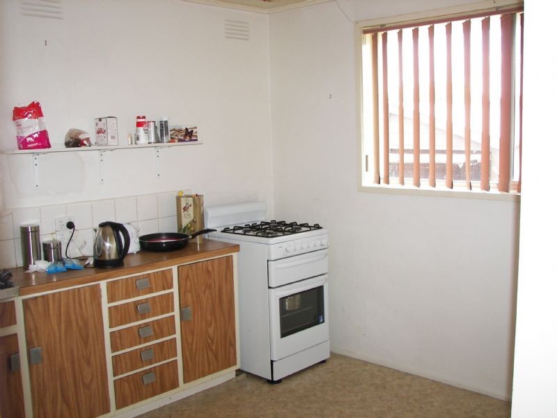 68 South Circular Rd, Gladstone Park VIC 3043