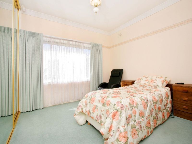 17 Roland Avenue, Strathmore VIC 3041