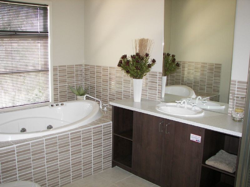 16 Cassan Way, Caroline Springs VIC 3023