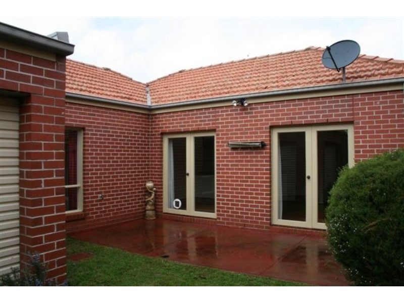4/8 Napier Crescent, Essendon VIC 3040