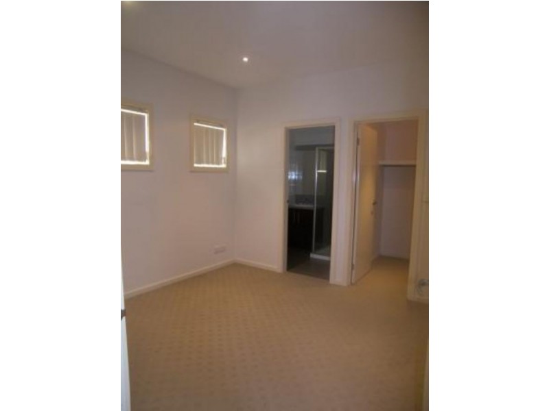 2/10 Francis Street, Oak Park VIC 3046