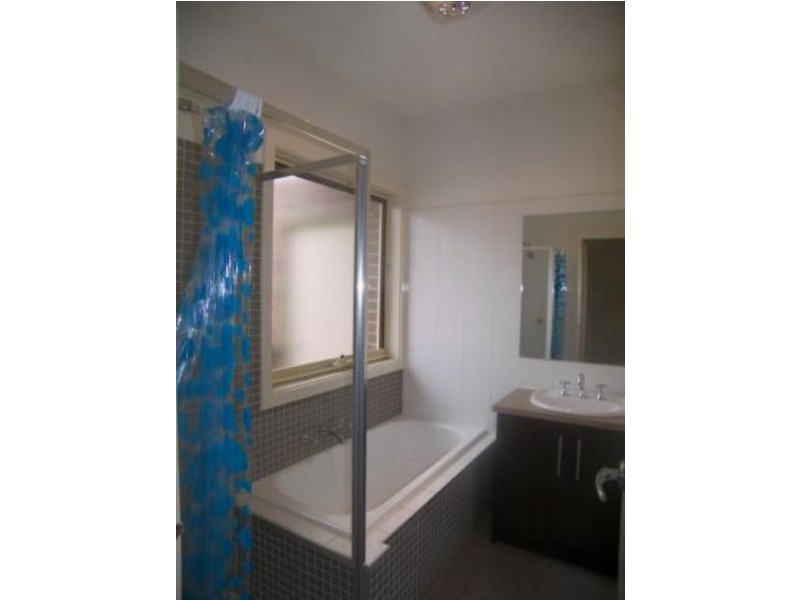 2/10 Francis Street, Oak Park VIC 3046