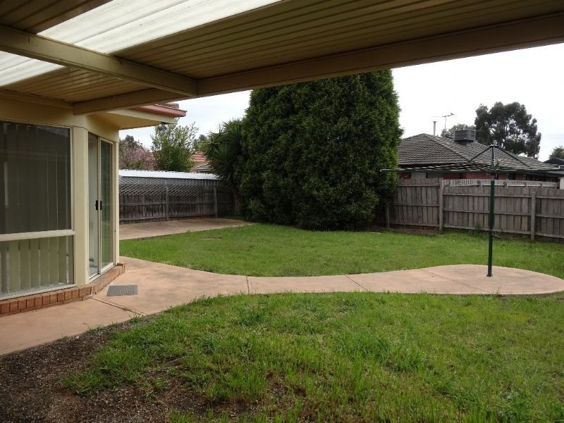 5 McConnell Crescent, Roxburgh Park VIC 3064