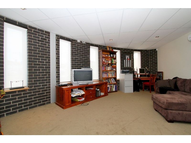 1 Wallace Crescent, Strathmore VIC 3041