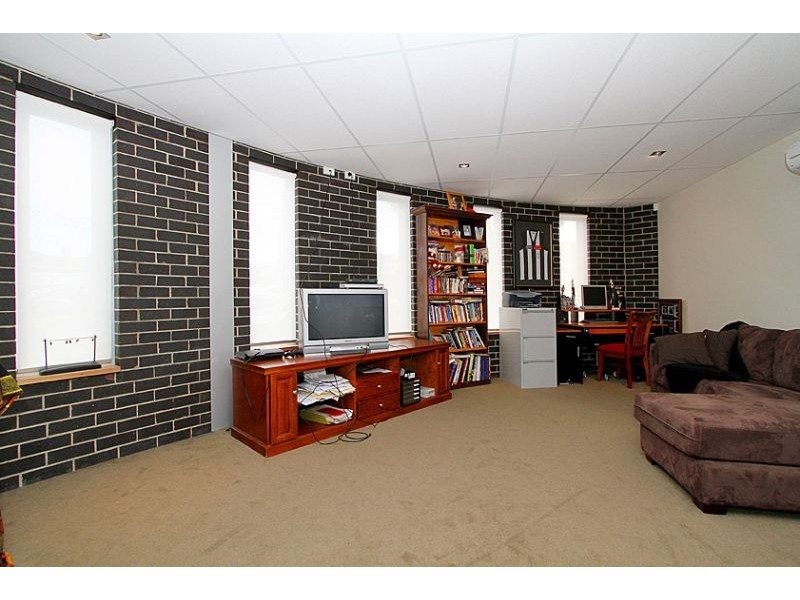1 Wallace Crescent, Strathmore VIC 3041