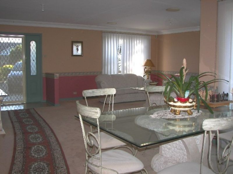 4 Shane Court, Gladstone Park VIC 3043