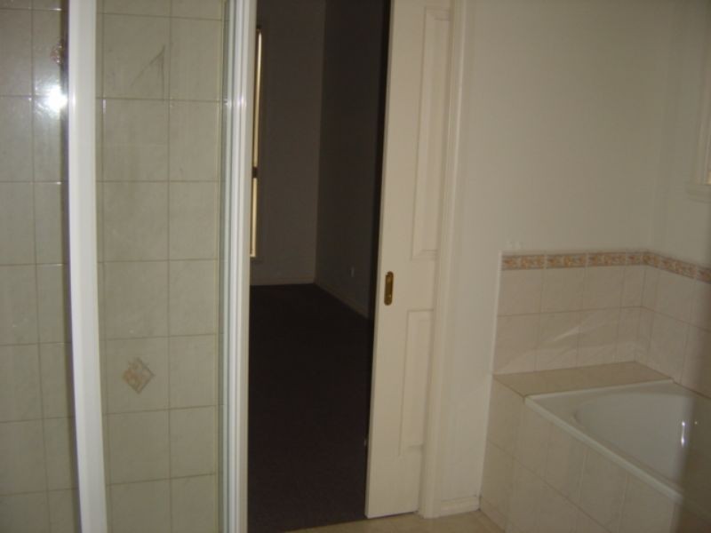 1/143 McNamara Avenue, Airport West VIC 3042