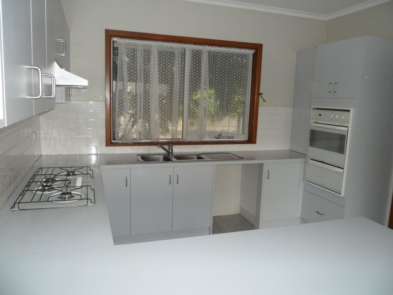 2/13 Laura Grove, Avondale Heights VIC 3034