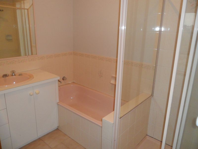 2/13 Laura Grove, Avondale Heights VIC 3034