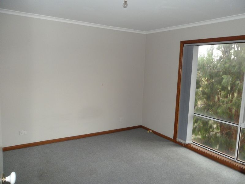 2/13 Laura Grove, Avondale Heights VIC 3034