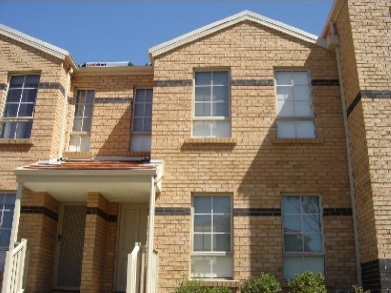 2/3 Whiltshire Drive, Roxburgh Park VIC 3064
