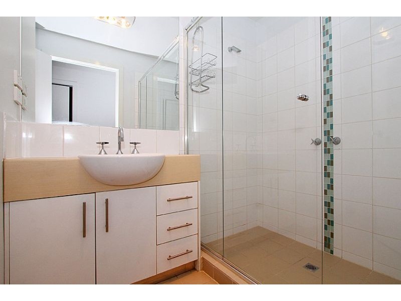 1/30 Pin Oak Crescent, Flemington VIC 3031