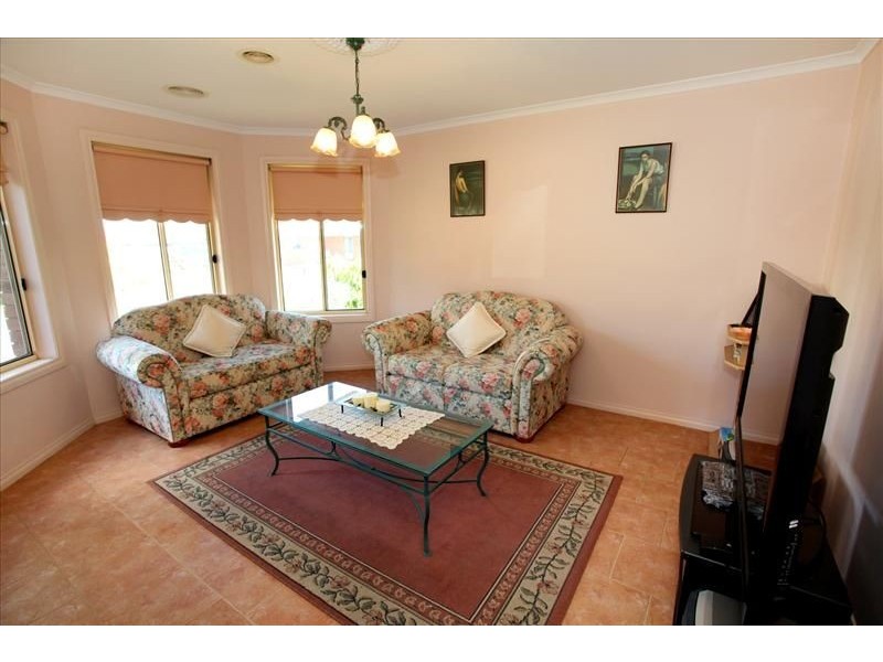 24 Sheridan Way, Roxburgh Park VIC 3064