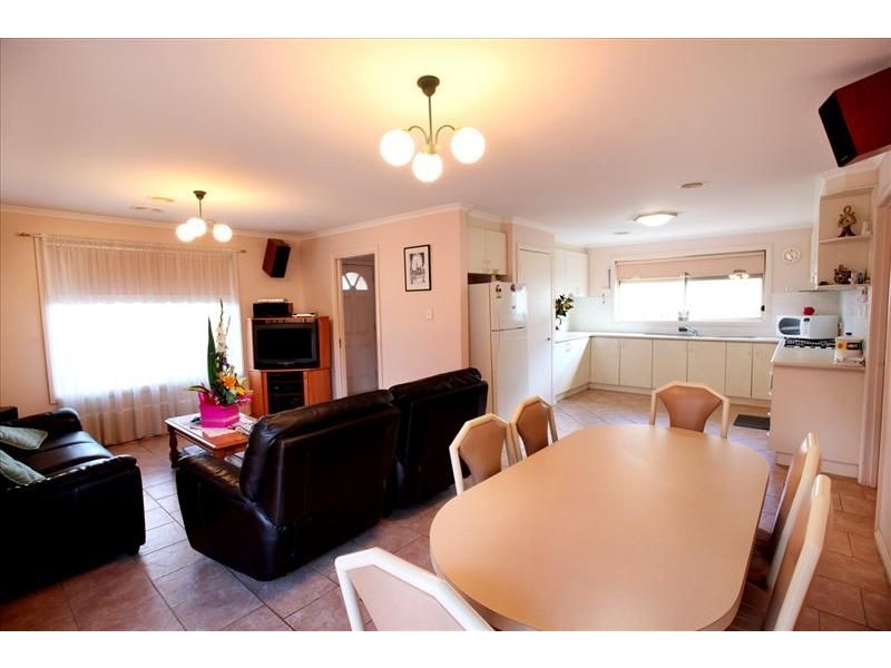 24 Sheridan Way, Roxburgh Park VIC 3064