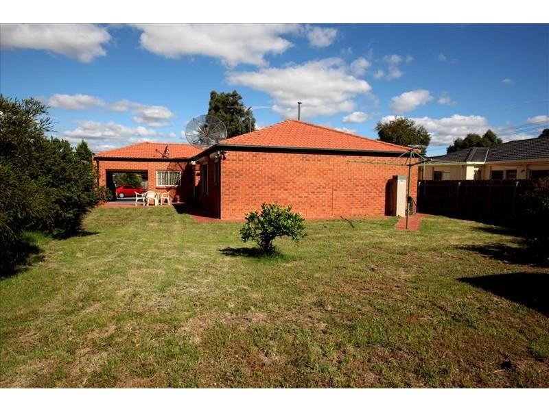 24 Sheridan Way, Roxburgh Park VIC 3064