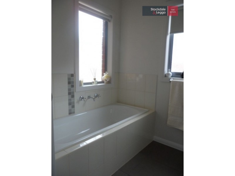 9/6 Strathconnon Square, Tullamarine VIC 3043