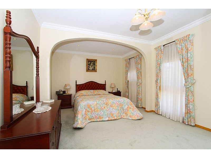 41 San Remo Drive, Avondale Heights VIC 3034