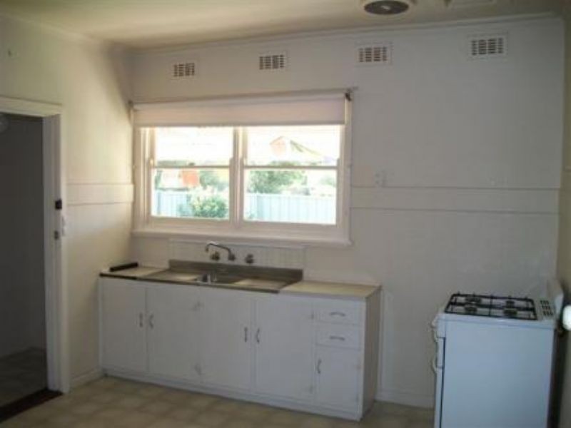 14 John Street, Oak Park VIC 3046