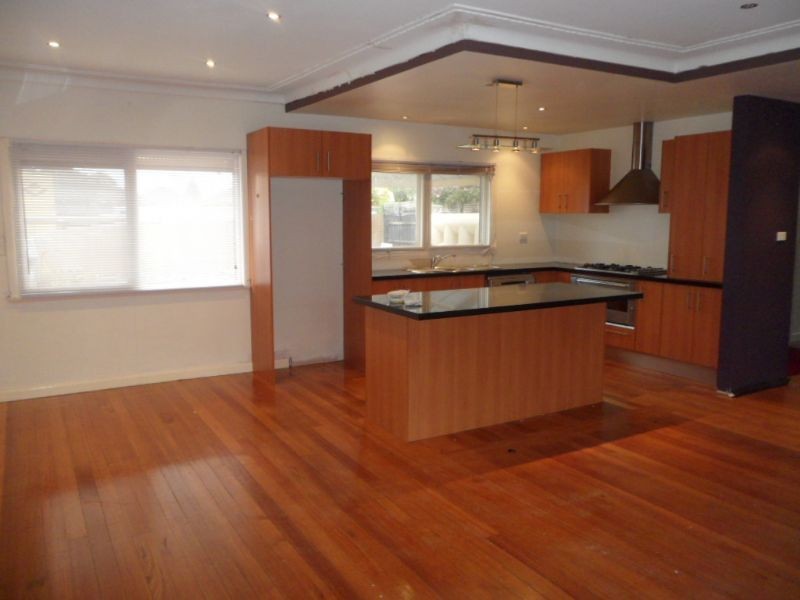 19 Ian Crs, Airport West VIC 3042