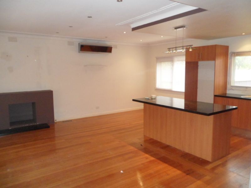 19 Ian Crs, Airport West VIC 3042
