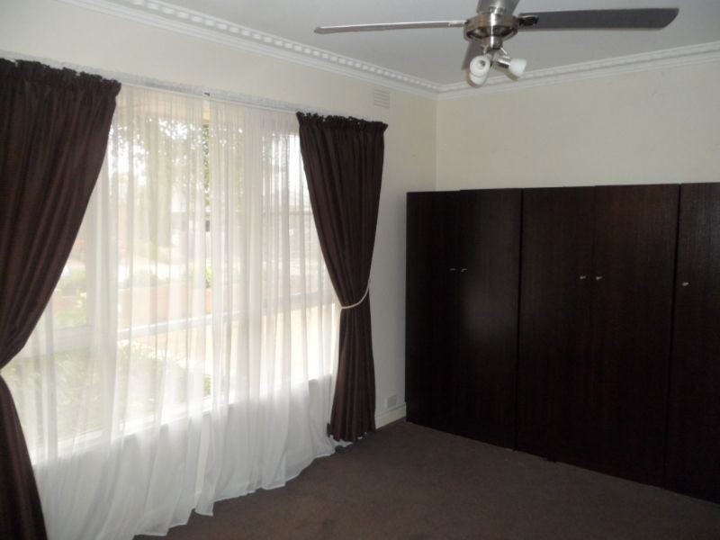 19 Ian Crs, Airport West VIC 3042